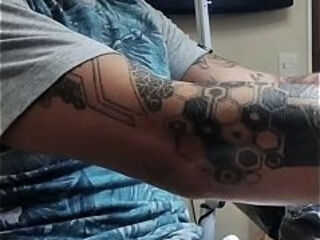 M&atilde_o boba durante a tatuagem