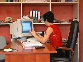 Secretaire baisee par la Directrice