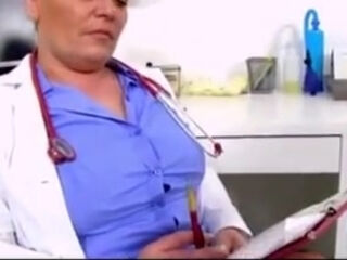 Danica enfermera jalandosela a un sujeto y se viene en sus tetas