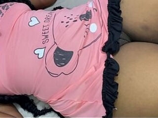 Mi vecina lesbiana le gusta cogerme en la noches me hace venir demasiado rico