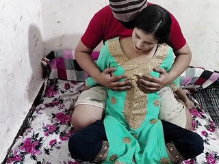 Soyi hui chachi ke chupke se bur me land daal diya