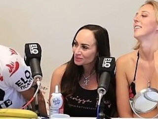 La rubia y la morocha se comen la banana con cremita!