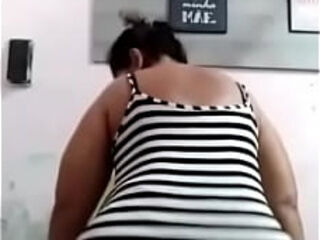 Morena linda dan&ccedil_ando de vestido