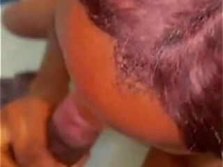 elle suce la bite comme une reine