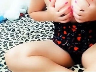 Irm&atilde_ adotiva mais nova se mostrando escondido na webcam para o namorado, esqueceu o v&iacute_deo salvo no computador e vazou