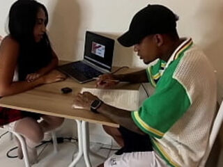 DEIXOU A NAMORADA I ESTUDAR NA CASA DO AMIGO E ELE METEU A ROLA NELA