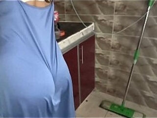 سكس سعودي ساخن  جديد فيلم كامل كحبة ممحونة تحلق كسها وطيزها في حمام تحب نيك قوى